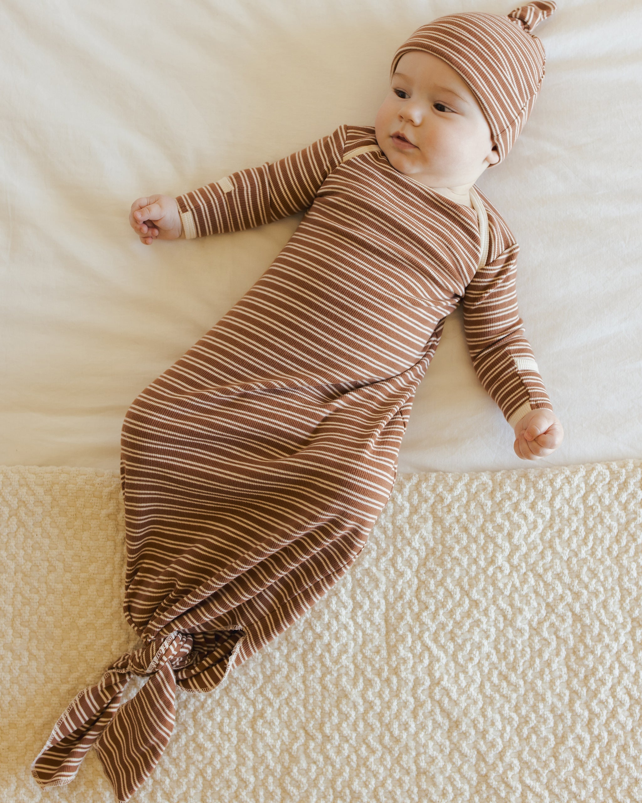 Ensemble robe et bonnet noués pour bébé || Micro rayures cèdre