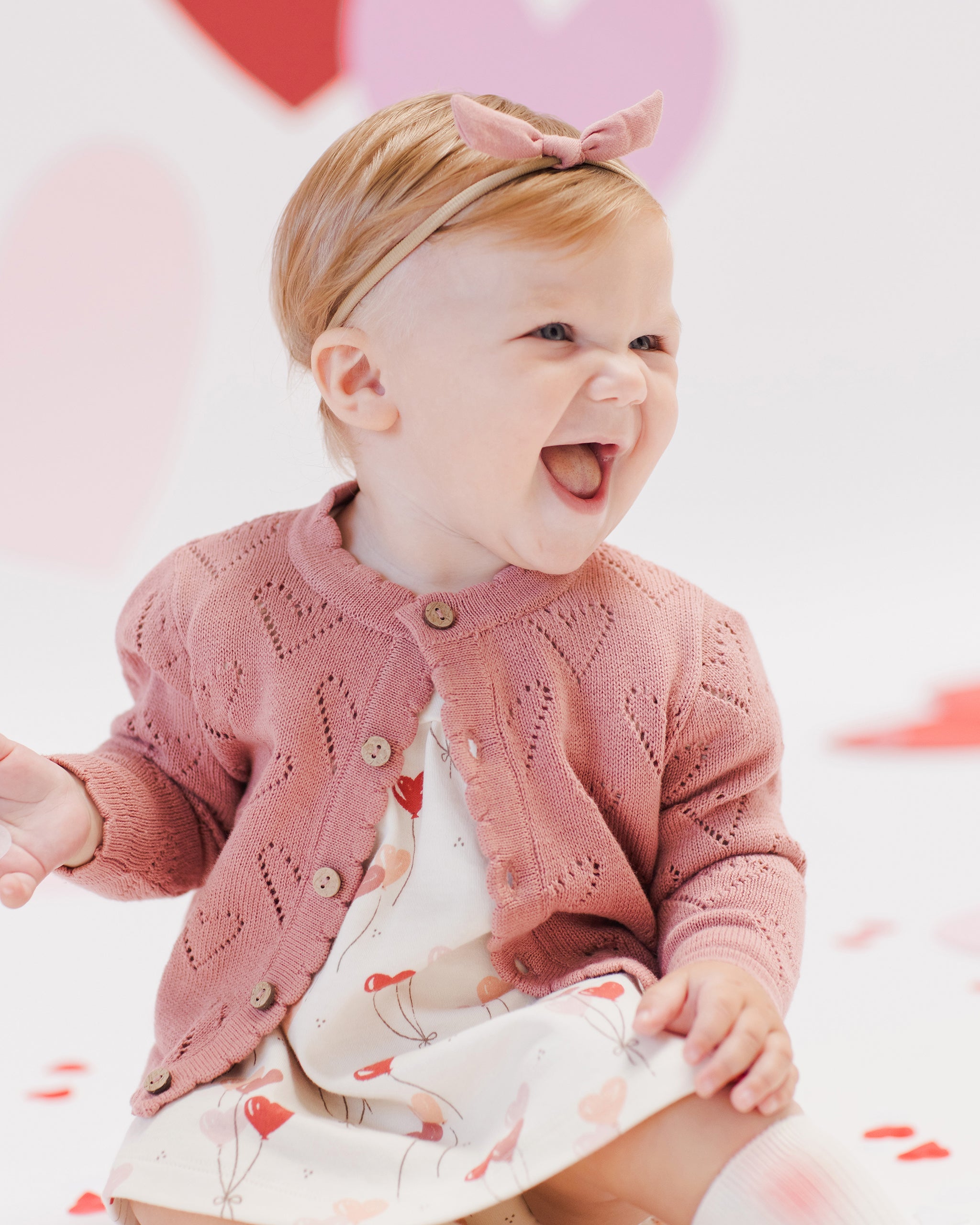 Cardigan en tricot || Rouge à lèvres