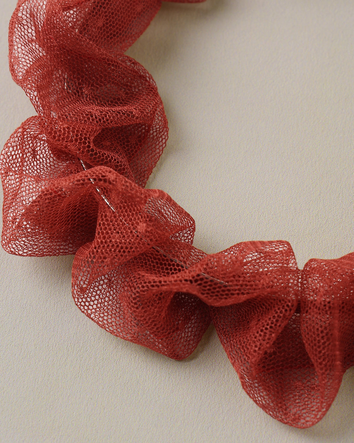 Bandeau froncé rubis