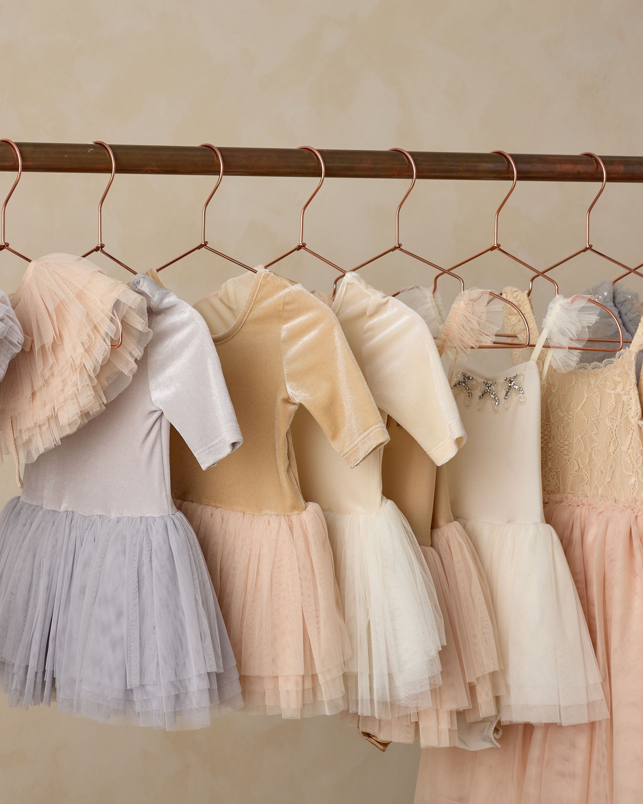 Thea Tutu | Antique