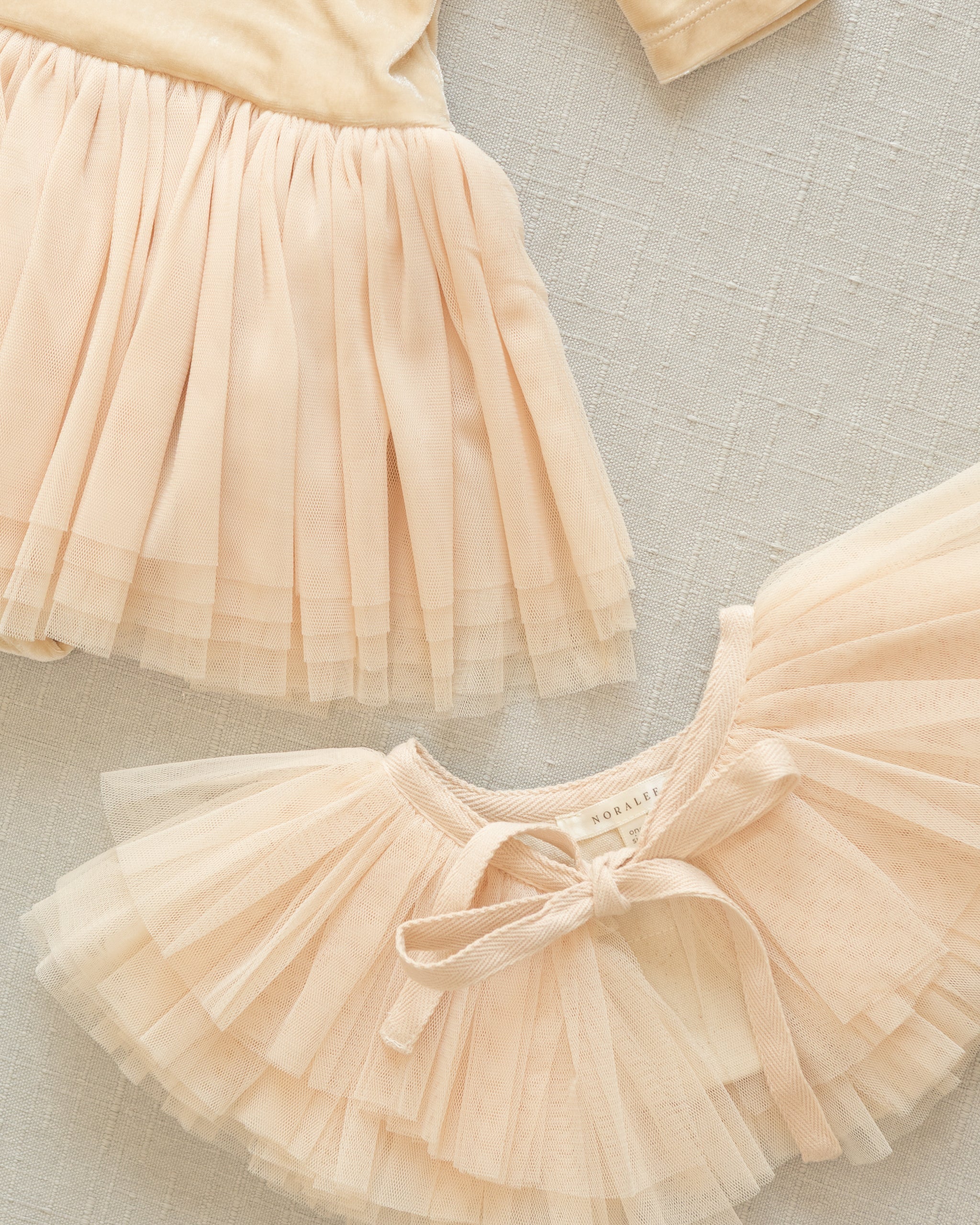 Thea Tutu | Antique