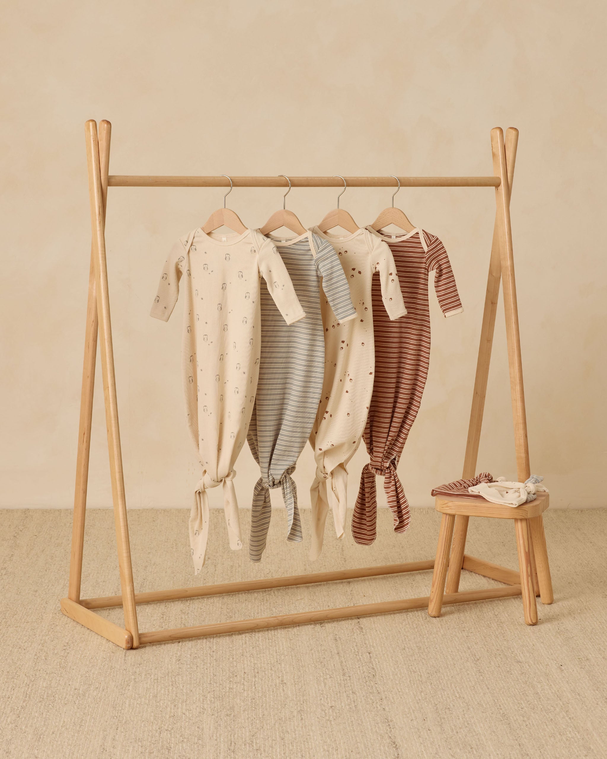 Ensemble robe et bonnet noués pour bébé || Micro rayures cèdre