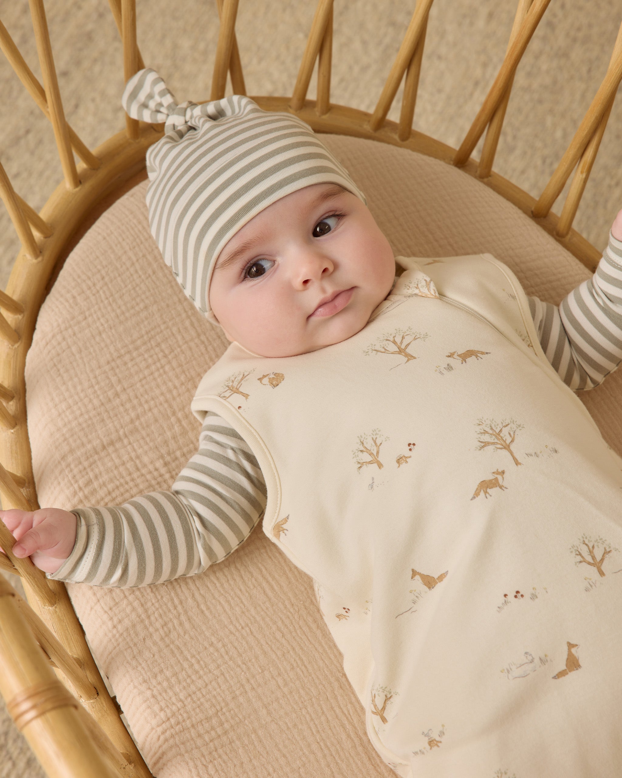 Bonnet noué pour bébé || Rayures fougère