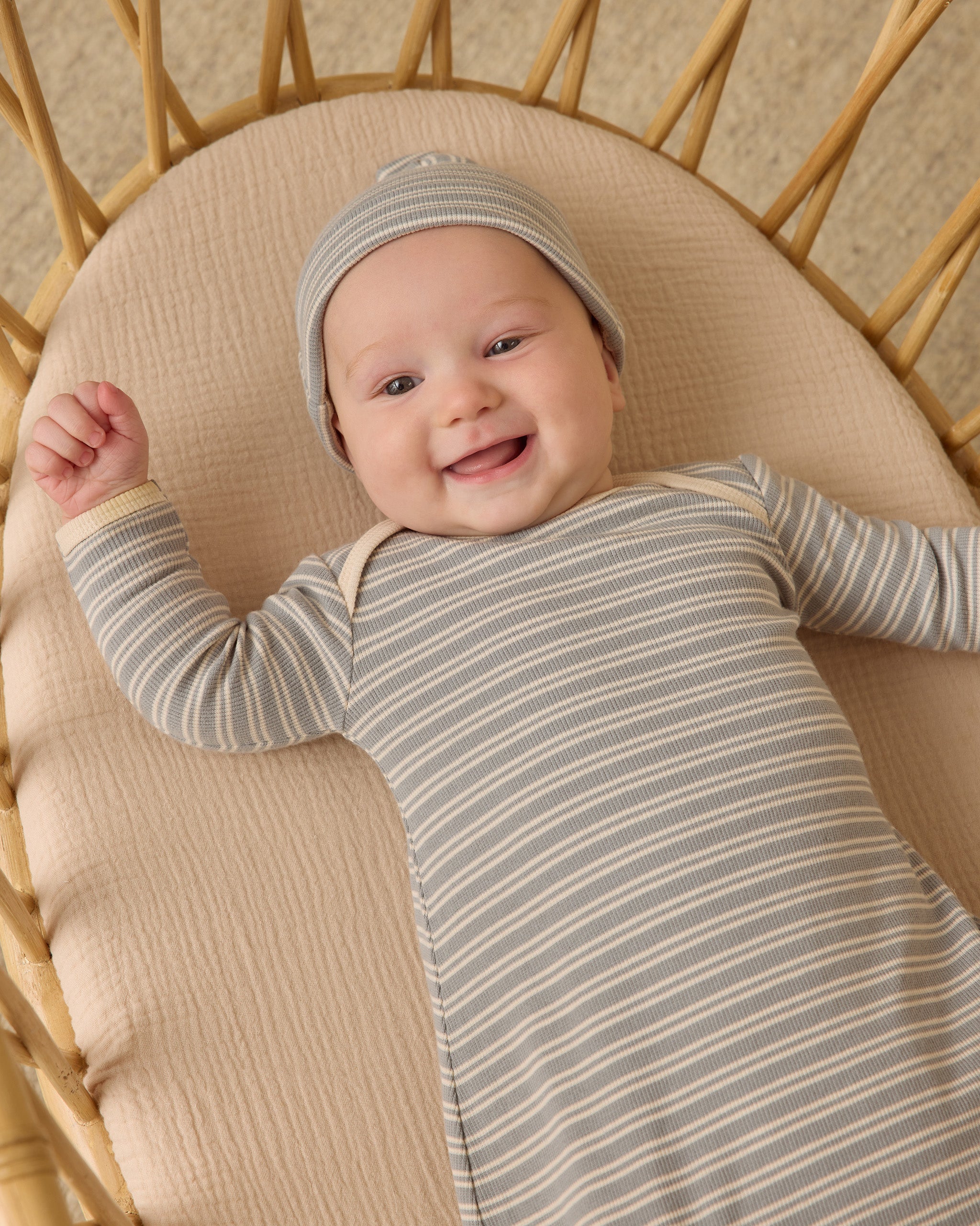 Ensemble robe et bonnet noués pour bébé || Micro rayures bleu acier