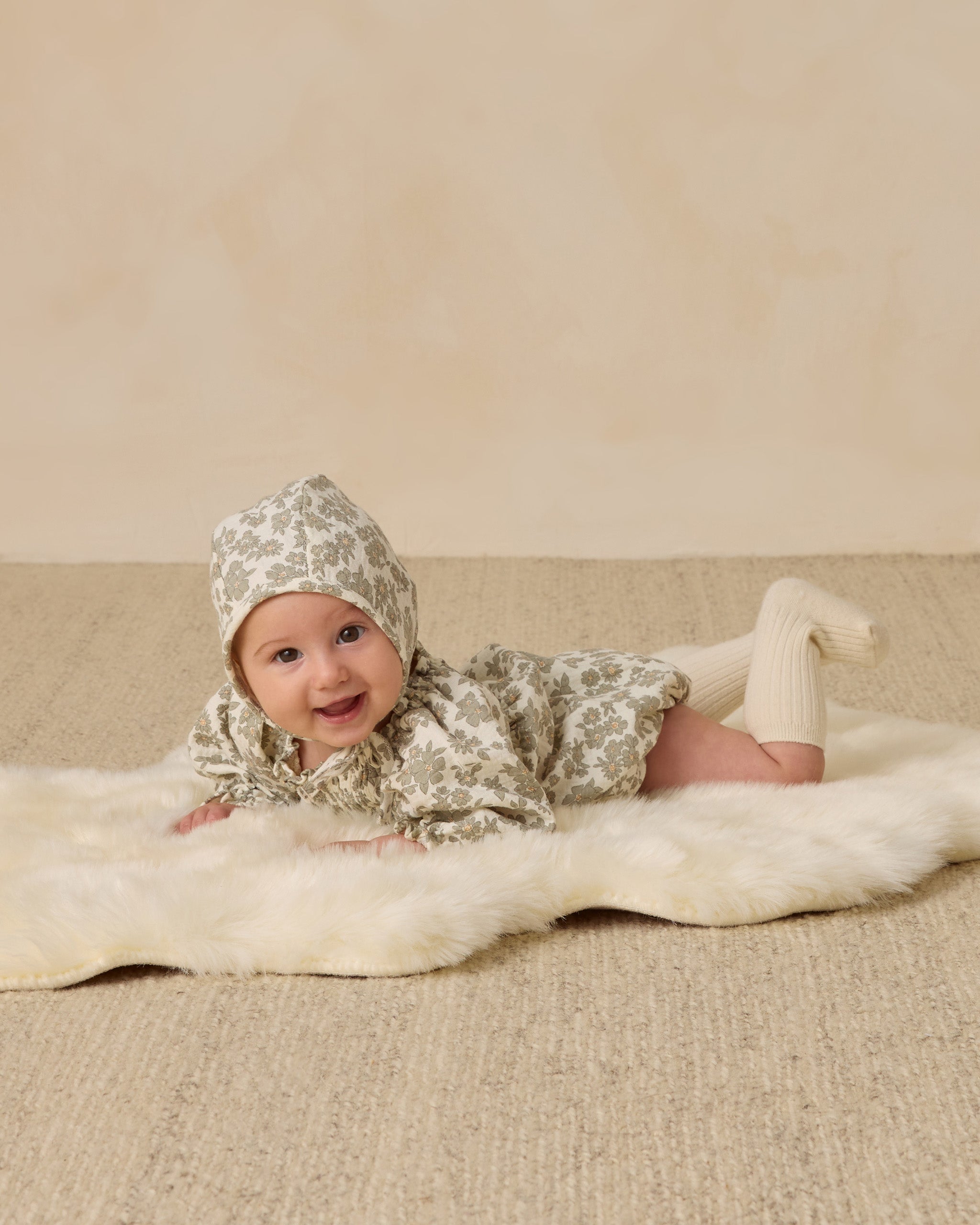Bonnet bébé tissé || Motif floral vert