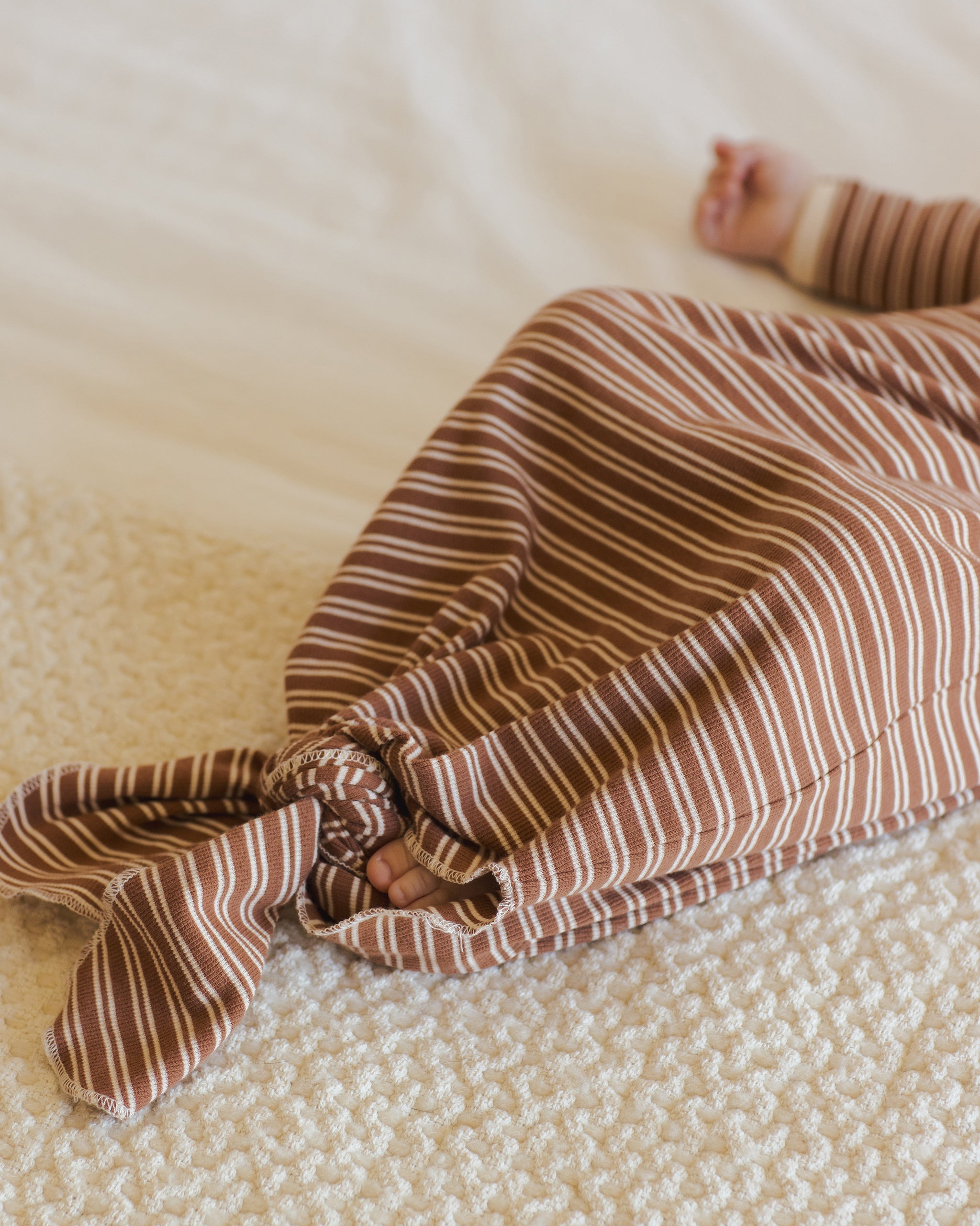Ensemble robe et bonnet noués pour bébé || Micro rayures cèdre