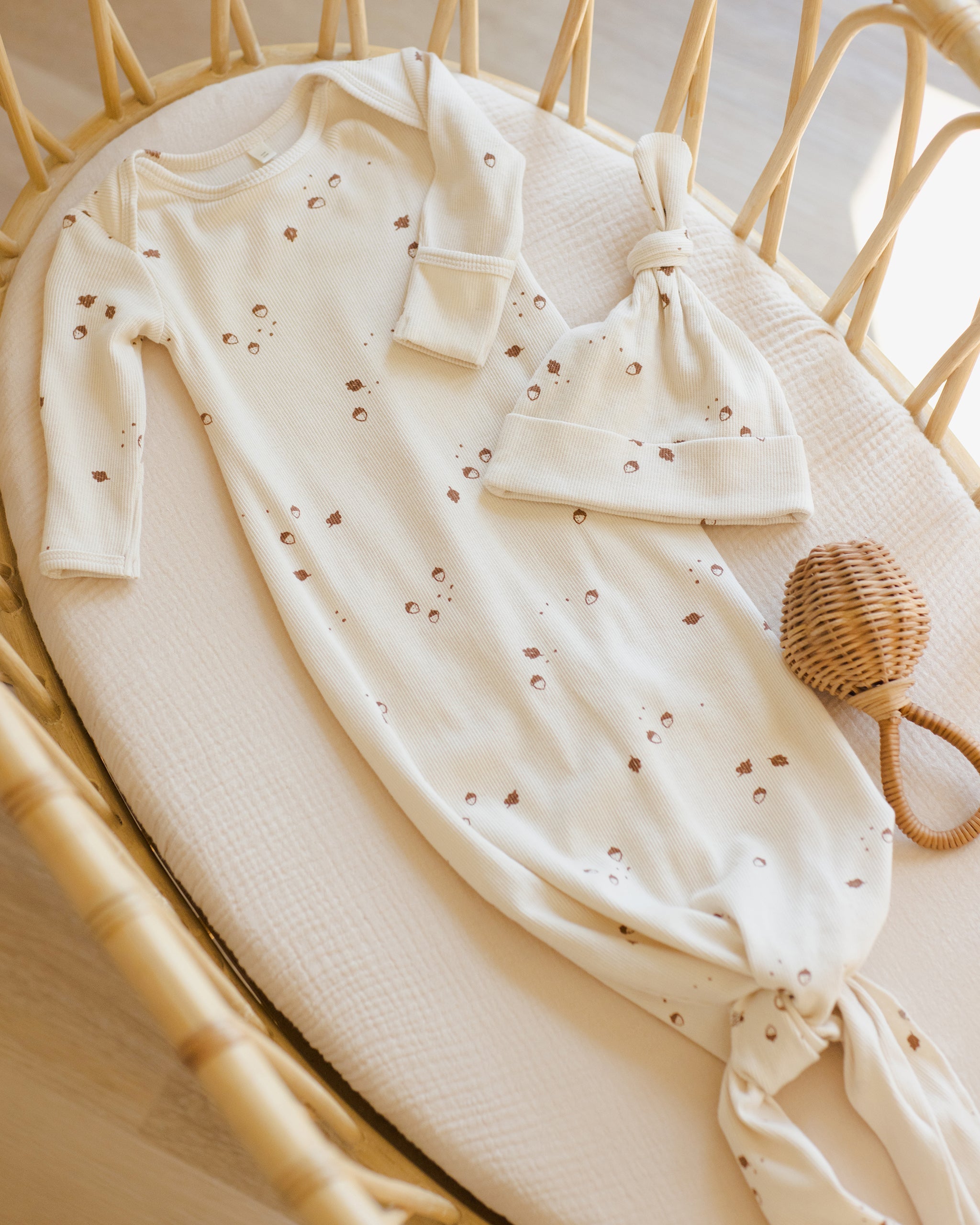 Ensemble robe et bonnet noués pour bébé || Glands