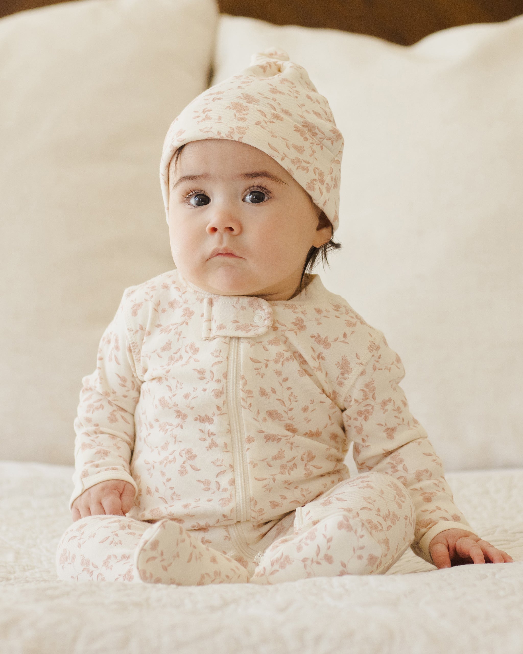 Bonnet noué pour bébé || Jardin à la française