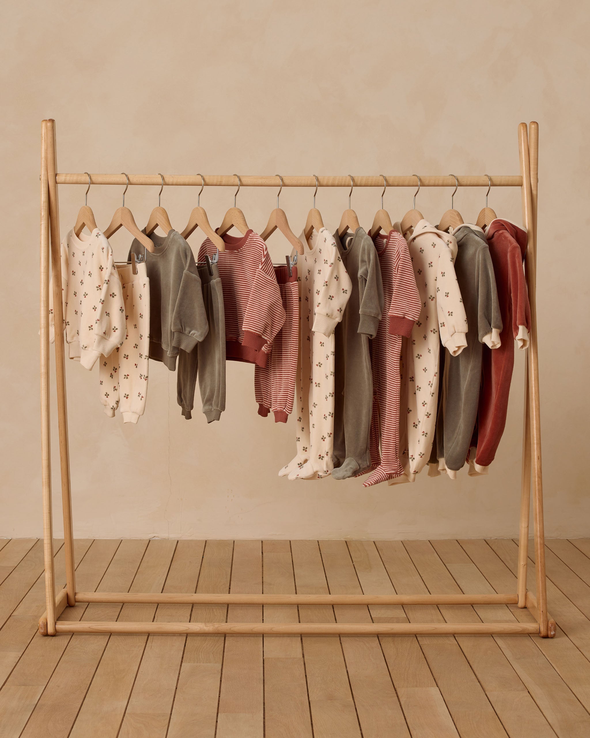 Velour Relaxed Sweatpant || Holly Berry