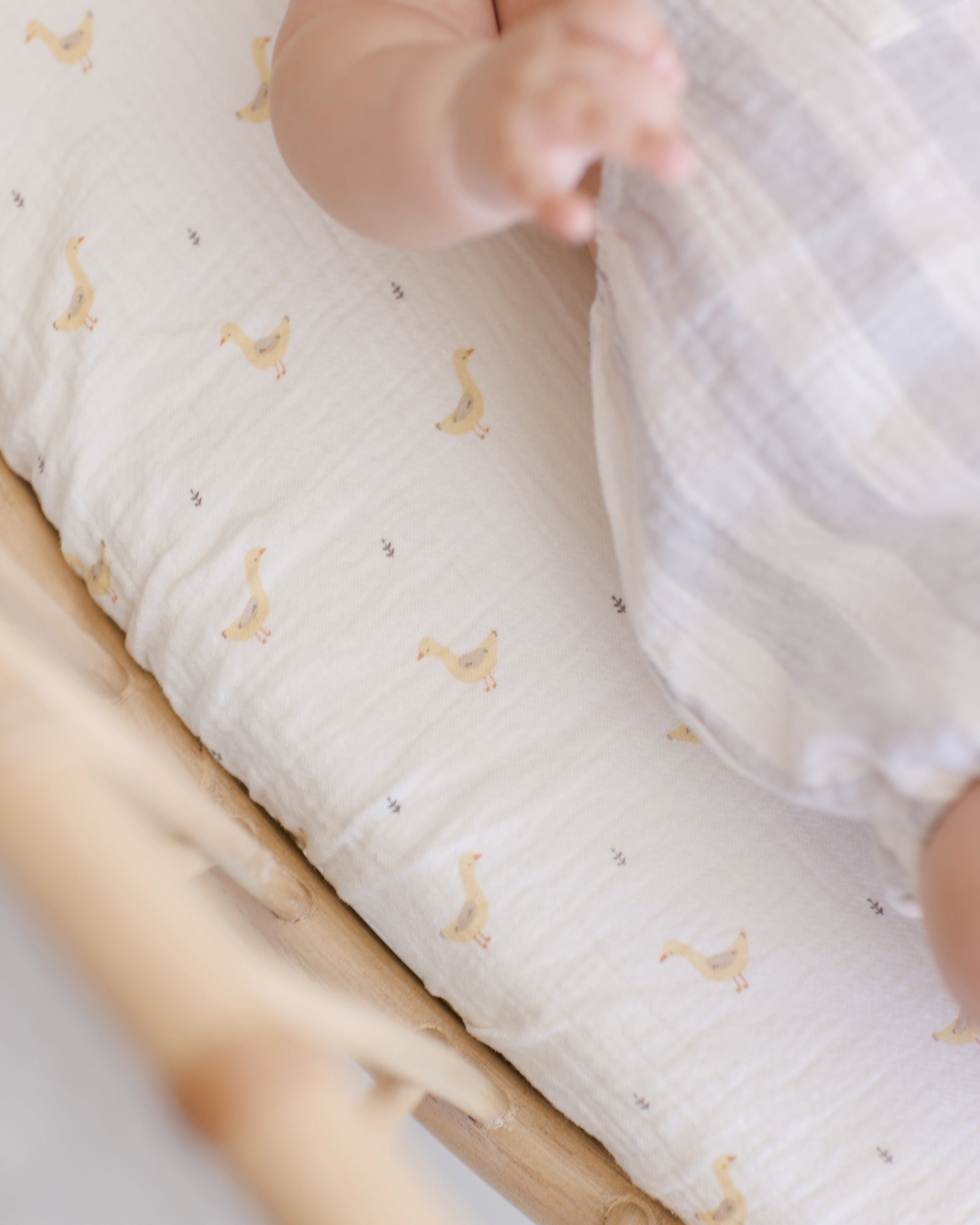 -Woven Crib Sheet || Geese-