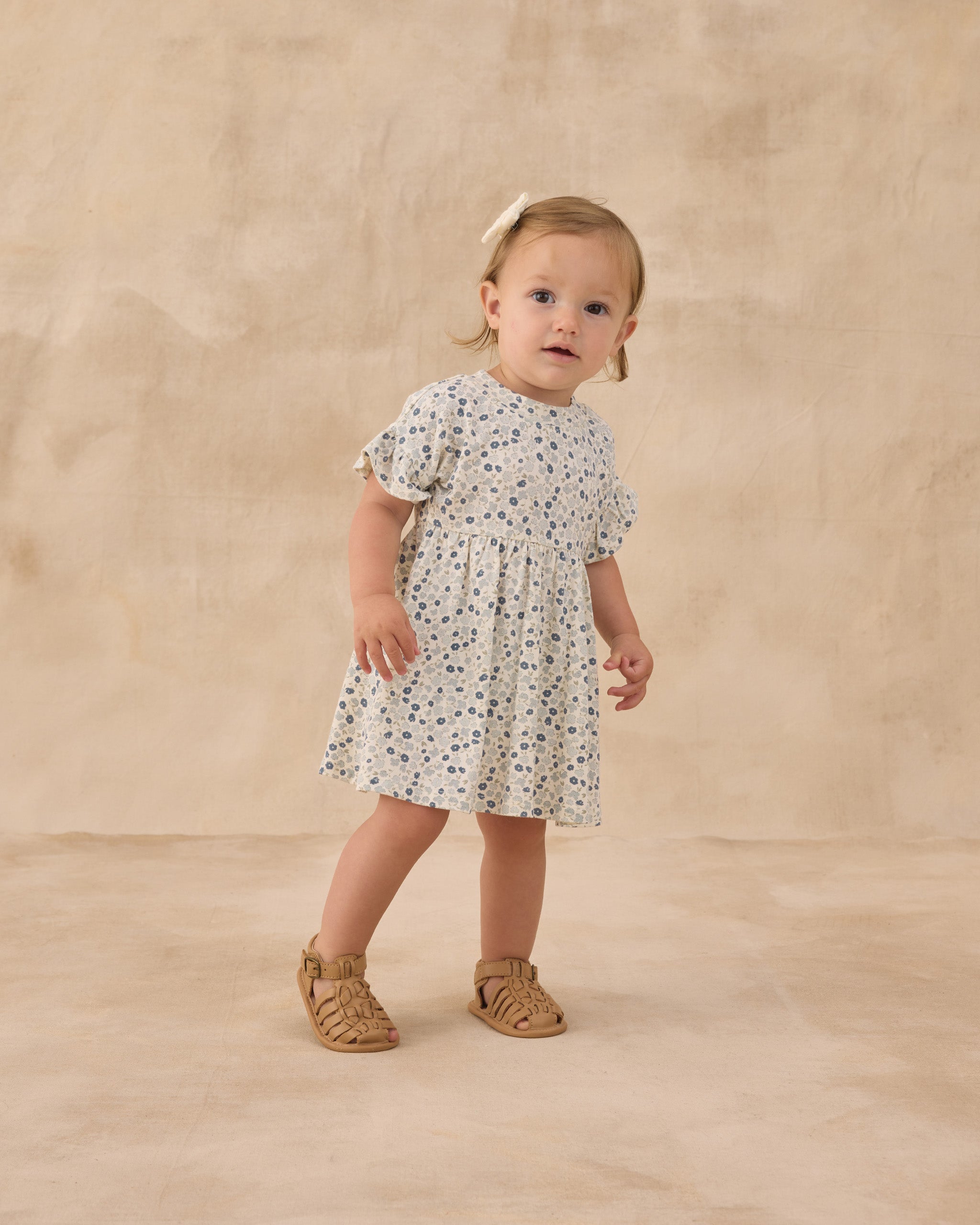 Robe babydoll bleue à petits motifs