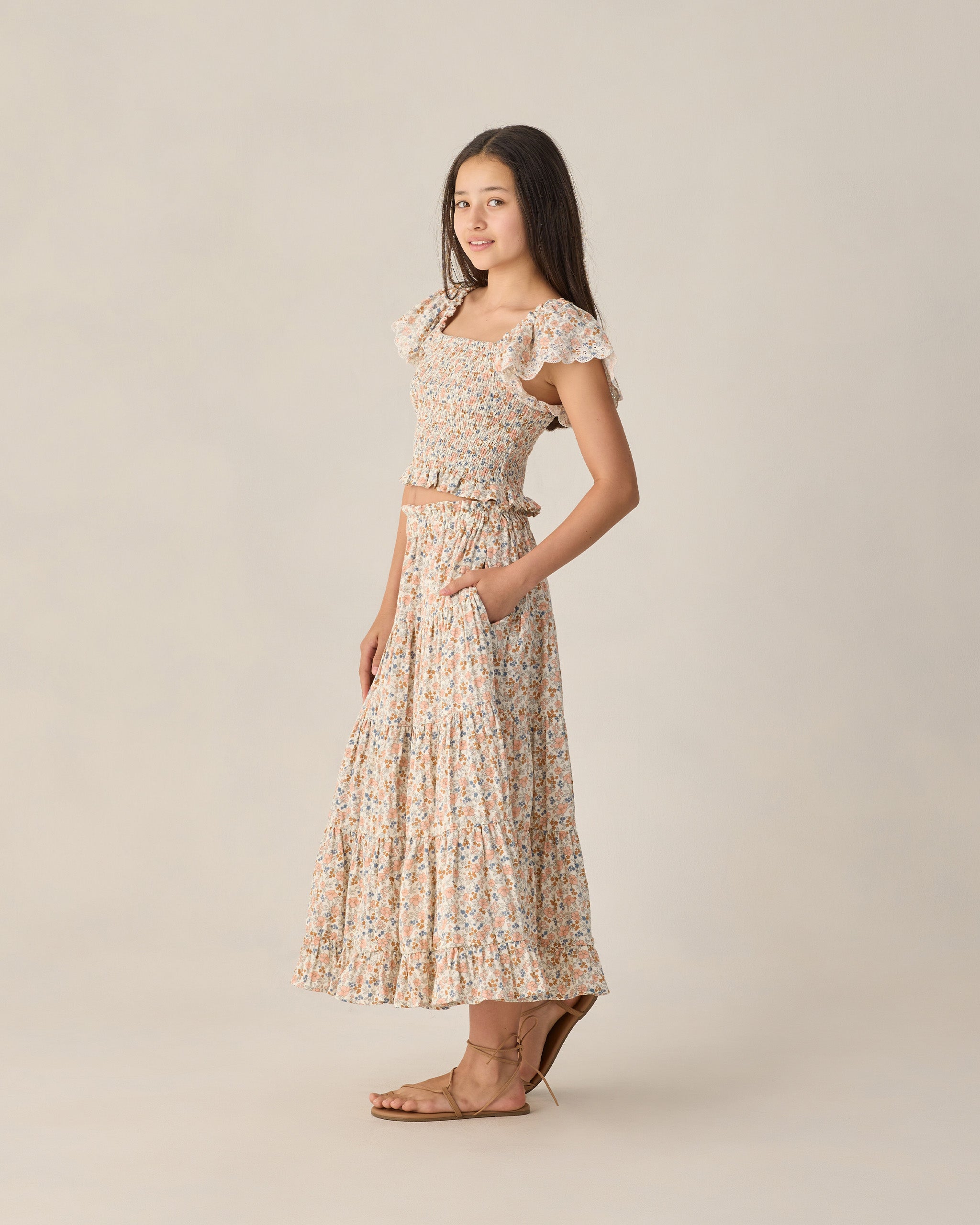 L'adolescente Zayla au sommet des champs de fleurs