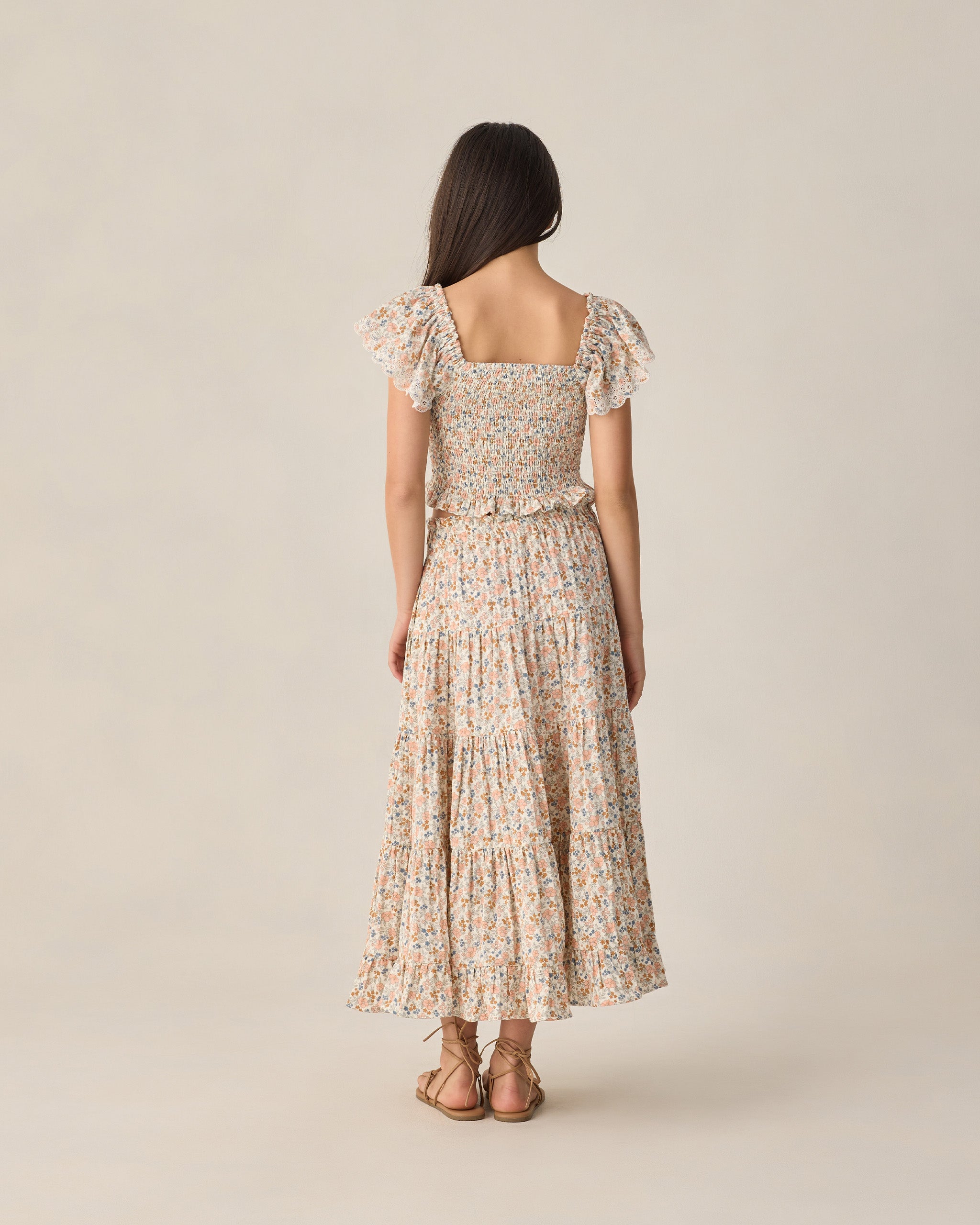 L'adolescente Zayla au sommet des champs de fleurs