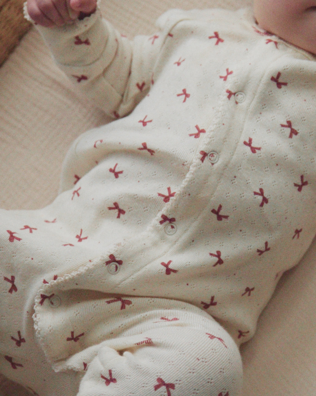 Pyjama une pièce à nœuds rouges