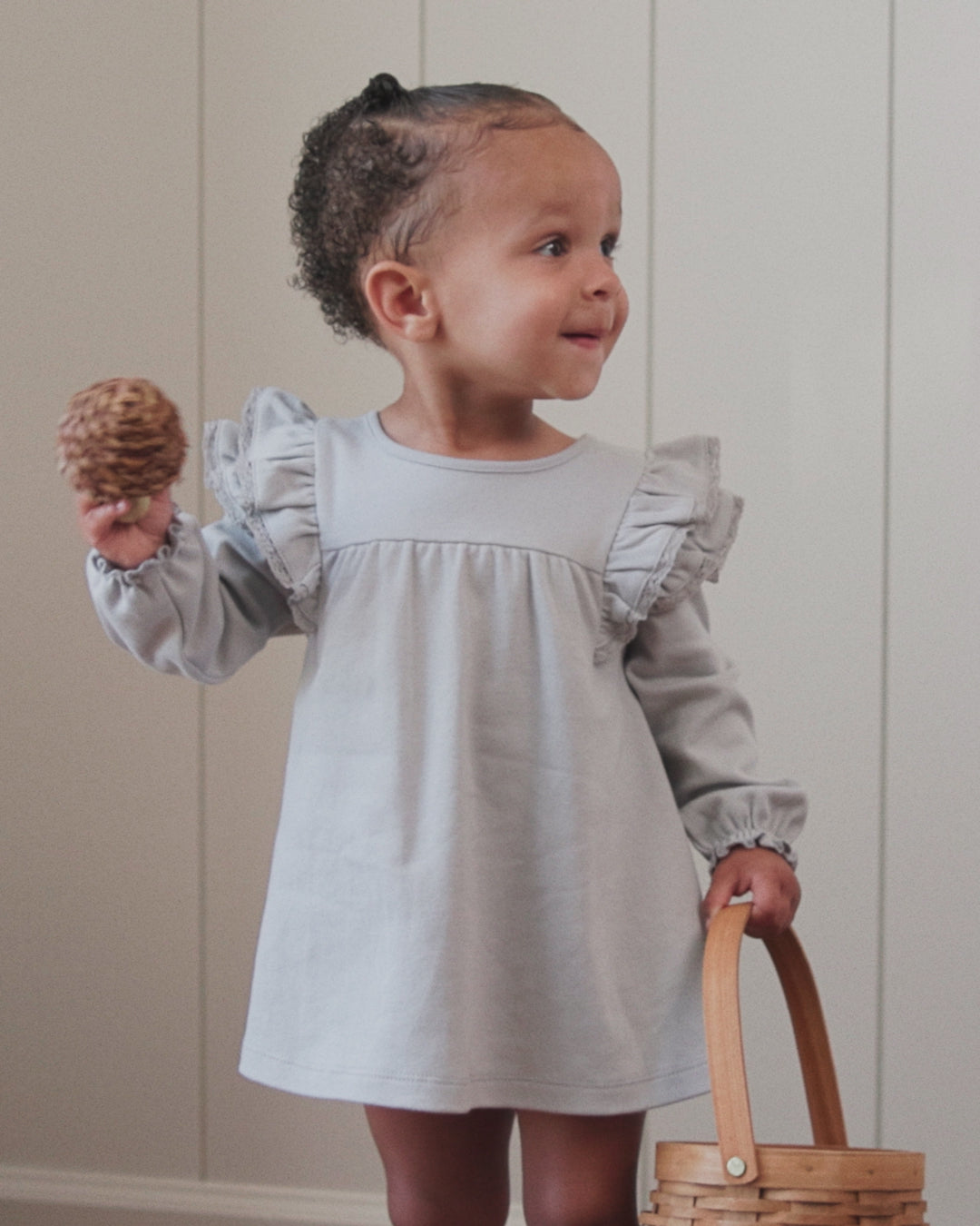 Robe à manches longues avec volants, coloris nuage