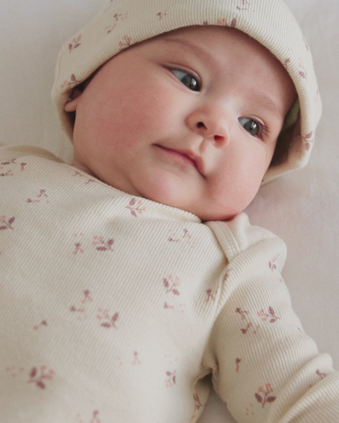 Ensemble robe de naissance nouée + bonnet, motif floral automnal dispersé